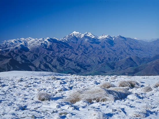 Mount (Mt) Tapuae-o-Uenuku (2885m) from the north. Inland Kaikoura Range. Snow in foreground, Marlborough, Marlborough District, Marlborough Region, New Zealand (NZ)