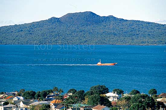 Rangitoto Island beyond Devonport. Seen from Mount (Mt) Victoria, Auckland, Auckland City District, Auckland Region, New Zealand (NZ)