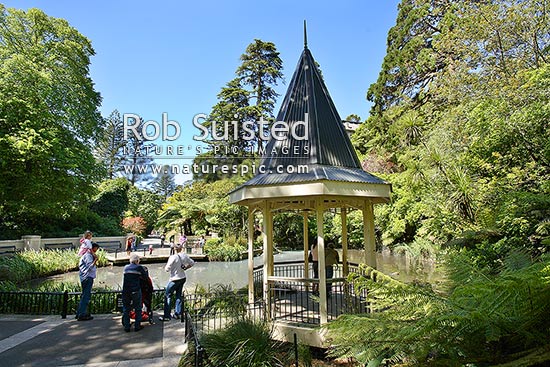 People enjoying the sun and feeding the ducks at the Duck Pond in the Wellington Botanical Gardens, Wellington, Wellington City District, Wellington Region, New Zealand (NZ)