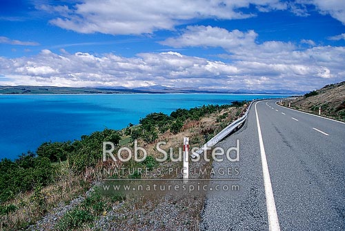 View from State Highway 80 over the turquoise coloured Lake Pukaki, Twizel, MacKenzie District, Canterbury Region, New Zealand (NZ)