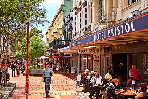 Shoppers and cafe visitors enjoying the sun in Cuba Street Pedestrian Mall, or Cuba Mall, Cubacade, Wellington, Wellington City District, Wellington Region, New Zealand (NZ)