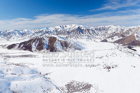 Severn Flats in winter snow. Mt Augarde centre left, Severn River and red gate right, with Rachel Range and Acheron valley behind. Aerial, Molesworth Station, Marlborough District, Marlborough Region, New Zealand (NZ)