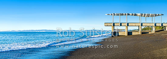 Napier foreshore with viewing platform and marine outfall in early morning light. Clifton and Cape Kidnappers coast beyond. Panorama, Napier, Napier City District, Hawke's Bay Region, New Zealand (NZ)