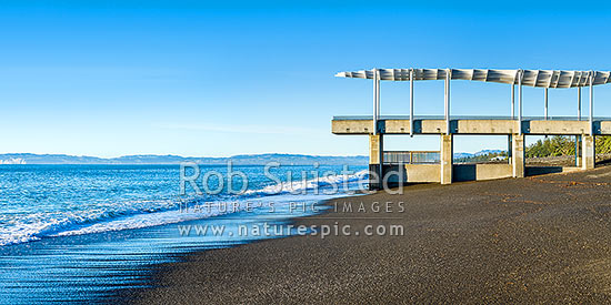 Napier foreshore with viewing platform and marine outfall in early morning light. Clifton and Cape Kidnappers coast beyond. Panorama, Napier, Napier City District, Hawke's Bay Region, New Zealand (NZ)