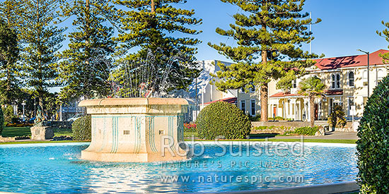 Napier's iconic Tom Parker Art Deco fountain 1936, in Napier's warterfront gardens and marine parade. Pania of the Reef statue behind. Panorama, Napier, Napier City District, Hawke's Bay Region, New Zealand (NZ)