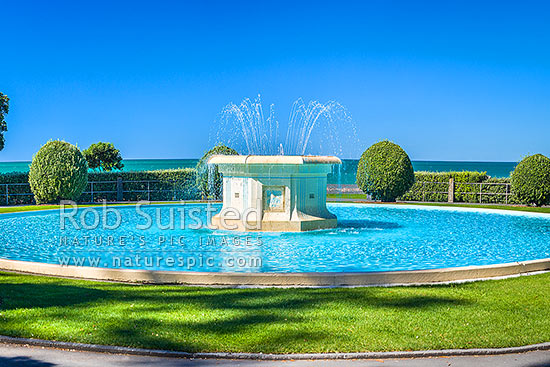 Napier's iconic Tom Parker Art Deco fountain 1936, in Napier's warterfront gardens and marine parade, Napier, Napier City District, Hawke's Bay Region, New Zealand (NZ)