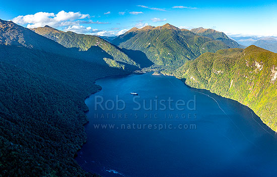 Supper Cove in late afternoon. Seaforth River Valley and Henry Burn centre, with Mt Vera (1167m) above. Aerial view, Dusky Sound, Fiordland National Park, Southland District, Southland Region, New Zealand (NZ)