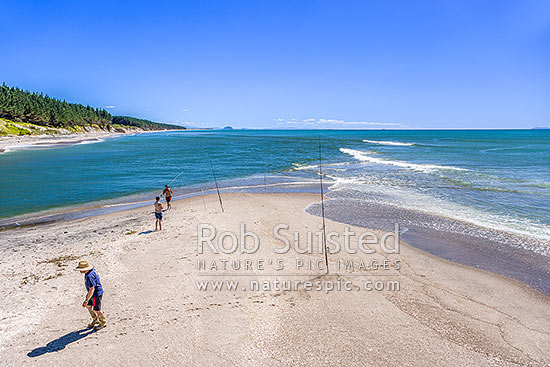 Recreational fishers at the Kaituna River mouth, hoping to catch kahawai fish on surfcasters, Maketu, Western Bay of Plenty District, Bay of Plenty Region, New Zealand (NZ)