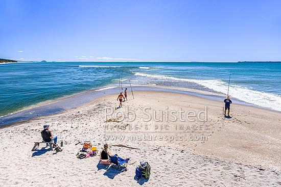 Recreational fishers at the Kaituna River mouth, hoping to catch kahawai fish on surfcasters, Maketu, Western Bay of Plenty District, Bay of Plenty Region, New Zealand (NZ)