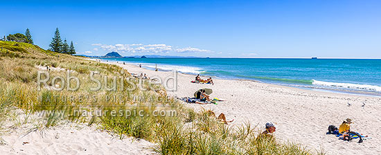 Papamoa Beach on a summer day with people enjoying the summer sunshine. Looking west towards Mt Maunganui Mauao (231m). Panorama, Papamoa Beach, Tauranga District, Bay of Plenty Region, New Zealand (NZ)