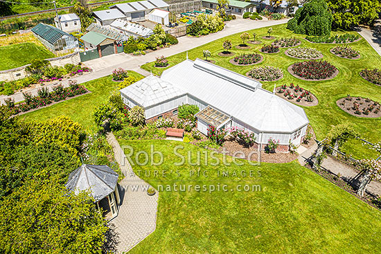 Oamaru Display House, an historic greenhouse opened in the Oamaru Public Gardens 1929, designed by Ivan Steenson. Aerial view, Oamaru, Waitaki District, Canterbury Region, New Zealand (NZ)