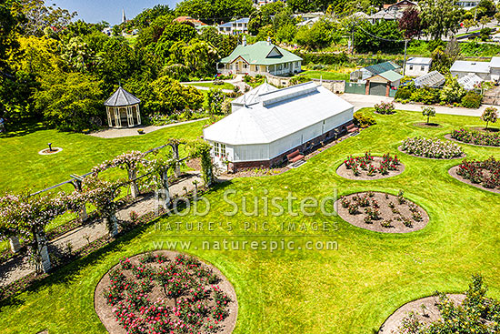 Oamaru Display House, an historic greenhouse opened in the Oamaru Public Gardens 1929, designed by Ivan Steenson. Aerial view, Oamaru, Waitaki District, Canterbury Region, New Zealand (NZ)