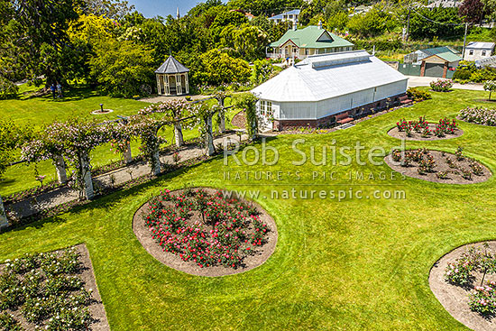 Oamaru Display House, an historic greenhouse opened in the Oamaru Public Gardens 1929, designed by Ivan Steenson. Aerial view, Oamaru, Waitaki District, Canterbury Region, New Zealand (NZ)