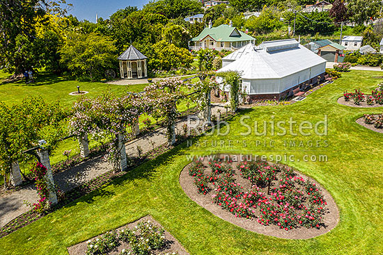 Oamaru Display House, an historic greenhouse opened in the Oamaru Public Gardens 1929, designed by Ivan Steenson. Aerial view, Oamaru, Waitaki District, Canterbury Region, New Zealand (NZ)