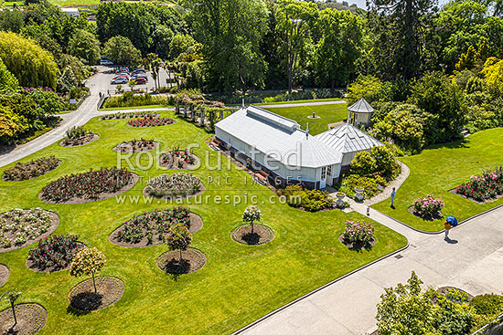 Oamaru Display House, an historic greenhouse opened in the Oamaru Public Gardens 1929, designed by Ivan Steenson. Aerial view, Oamaru, Waitaki District, Canterbury Region, New Zealand (NZ)