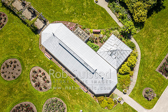 Oamaru Display House, an historic greenhouse opened in the Oamaru Public Gardens 1929, designed by Ivan Steenson. Aerial view, Oamaru, Waitaki District, Canterbury Region, New Zealand (NZ)