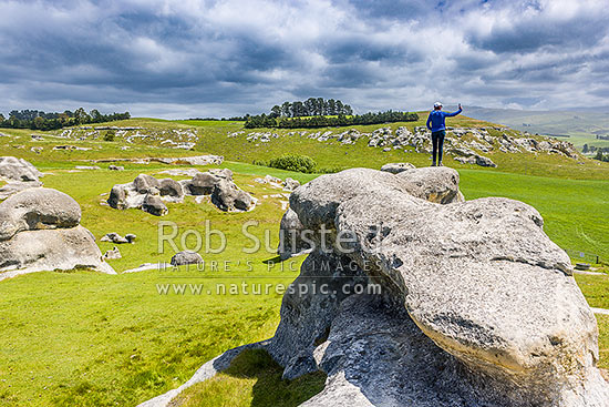 Elephant Rocks limestone site in the Waitaki Whitestone Geopark, Maerewhenua. Visitors viewing the uplifted weathered marine limestone outcrops, Duntroon, Waitaki District, Canterbury Region, New Zealand (NZ)