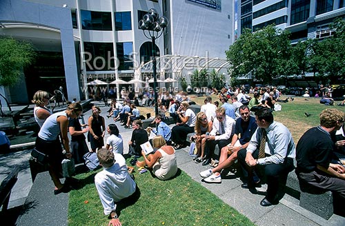 Office workers enjoying the sunshine in Midland Park, CBD, Wellington, Wellington City District, Wellington Region, New Zealand (NZ)