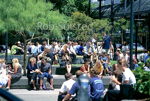 Office workers enjoying the sunshine in Midland Park, CBD, Wellington, Wellington City District, Wellington Region, New Zealand (NZ)