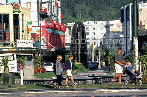 Te Horo Park (Pigeon Park) on Manners and Dixon Streets. Sculptured canoe prow at head in centre of the park, Wellington, Wellington City District, Wellington Region, New Zealand (NZ)